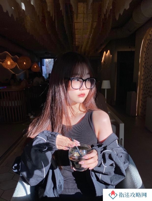 解说kitty晒照：小露香肩